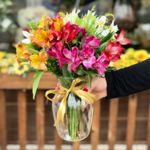 astromélia no vaso de vidro