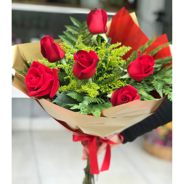 buquê com 6 rosas vermelhas