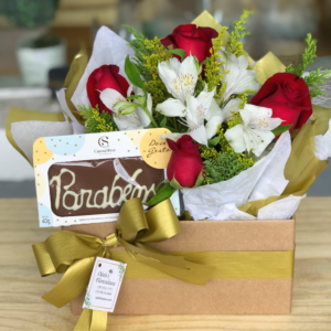 cesta de rosas e chocolate parabéns