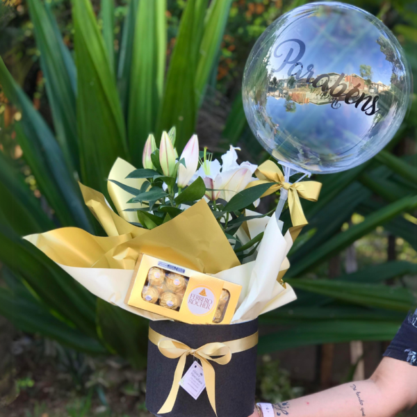 Vaso de Lírios com balão e bombons Ferrero Rocher