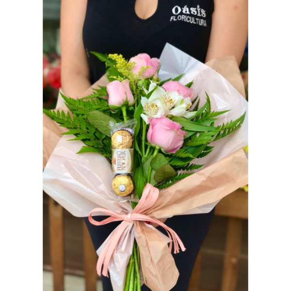 ramalhete de rosas cor de rosa e ferrero rocher