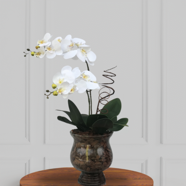 Arranjo de orquídea artificial na taça de vidro